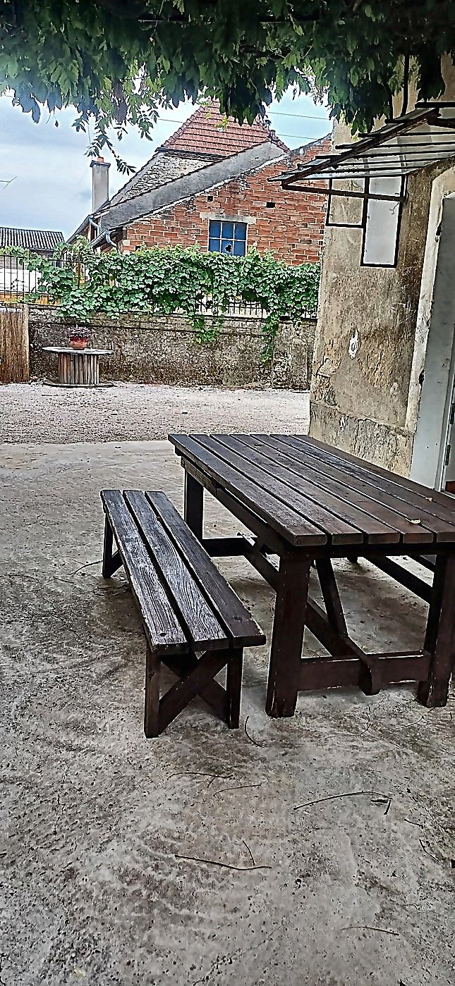 Grande table pique nique en bois sous pergola